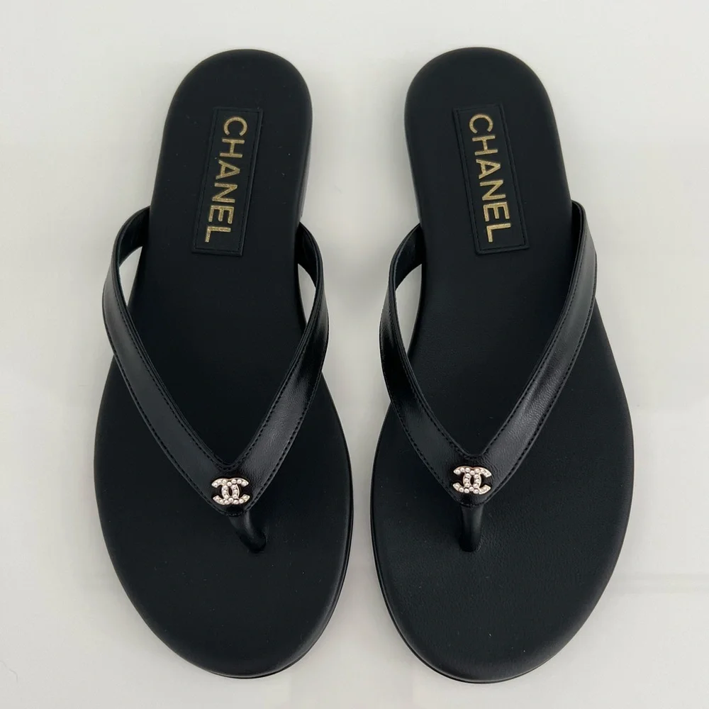 CHANEL 25A CC CRYSTAL BLACK LEATHER THONG SANDALS SIZE IT 37.5 / US 7.5 NIB!